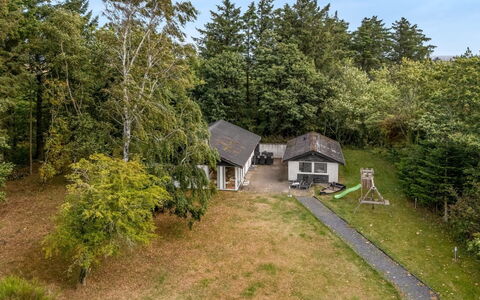 Naumka - 200M to the Fjord: Hus, Landskab, Hjem, Tag, Landdistrikt, Land Lot, Sommerhus, Estate, Have, Landscaping