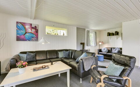 Elizabeth - 400M to the Fjord: Indretning, Couch, Loft, Møbel, Stue, Gulvbelægning, Hjem, Etage, Værelse