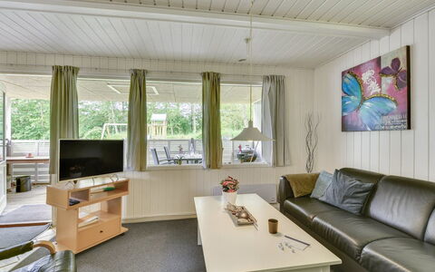 Elizabeth - 400M to the Fjord: Indretning, Træ, Gulvbelægning, Loft, Couch, Møbel, Etage, Stue, Hjem, Værelse