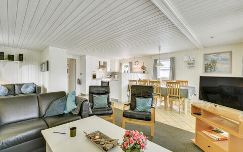 Elizabeth - 400M to the Fjord: Indretning, Møbel, Loft, Træ, Gulvbelægning, Etage, Couch, Værelse, Hjem, Stue