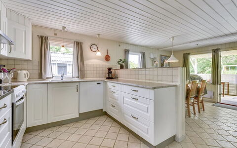 Elizabeth - 400M to the Fjord: Gulvbelægning, Træ, Etage, Loft, Indretning, Cabinetry, Køkken, Hjem, Countertop, Møbel