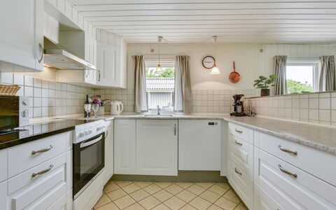 Elizabeth - 400M to the Fjord: Gulvbelægning, Køkken, Etage, Indretning, Cabinetry, Countertop, Loft, Hjem, Køkken Apparat, Flise