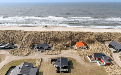 Jorie - 100M from the Sea: Græs, Hus, Tag, Hjem, Sommerhus, Busk, Land Lot, Landdistrikt, Stuehus, Bunddække