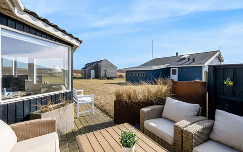 Jorie - 100M from the Sea: Græs, Hus, Tag, Hjem, Sommerhus, Busk, Land Lot, Landdistrikt, Stuehus, Bunddække