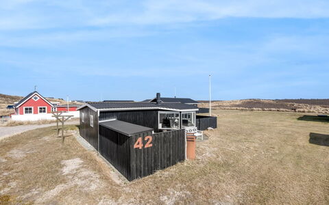 Jorie - 100M from the Sea: Græs, Hus, Tag, Hjem, Sommerhus, Busk, Land Lot, Landdistrikt, Stuehus, Bunddække
