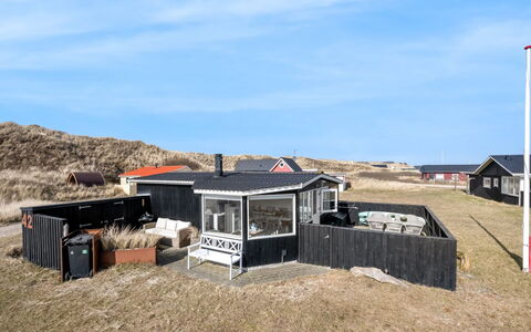 Jorie - 100M from the Sea: Græs, Hus, Tag, Hjem, Sommerhus, Busk, Land Lot, Landdistrikt, Stuehus, Bunddække