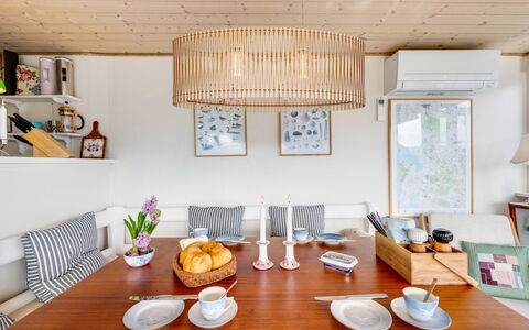 Jorie - 100M from the Sea: Møbel, Indretning, Lysarmatur, Gulvbelægning, Træ, Bord, Loft, Stol, Spisestue, Etage