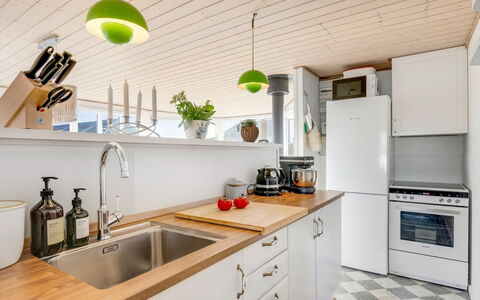Jorie - 100M from the Sea: Køkken, Køkken Apparat, Countertop, Større Bandage, Indretning, Møbel, Gulvbelægning, Cabinetry, Træ, Køkkenvask