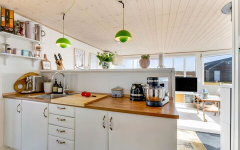 Jorie - 100M from the Sea: Køkken, Countertop, Indretning, Køkken Apparat, Gulvbelægning, Møbel, Træ, Cabinetry, Loft, Større Bandage