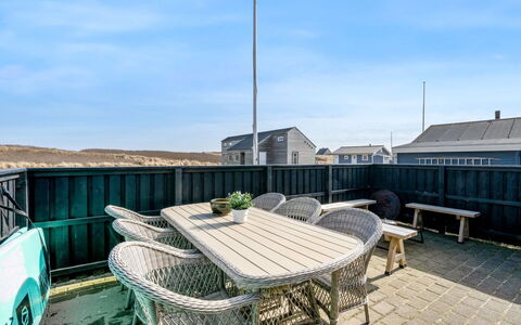 Jorie - 100M from the Sea: Himmel, Hjem, Tag, Skygge, Hegn