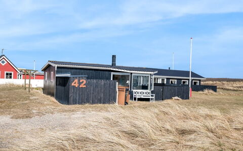 Jorie - 100M from the Sea: Himmel, Land Lot, Almindeligt, Tag, Landdistrikt, Sommerhus, Skygge, Sand, Skur