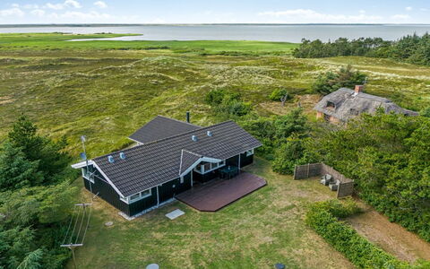 Leona - 250M to the Fjord: Boligområde, Tag, Forstad, Indkørsel, Estate, Skorsten