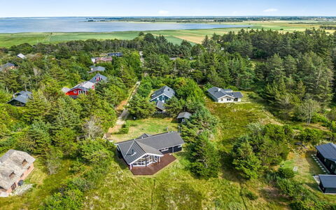 Leona - 250M to the Fjord: Boligområde, Tag, Forstad, Indkørsel, Estate, Skorsten