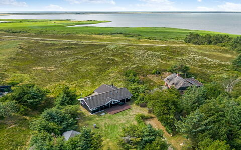Leona - 250M to the Fjord: Boligområde, Tag, Forstad, Indkørsel, Estate, Skorsten