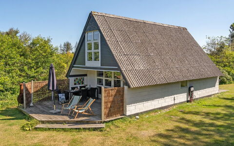 Amelia - 250M to the Fjord: Møbel, Indretning, Gulvbelægning, Træ, Etage, Loft, Trægulve, Stol, Bord, Belysning
