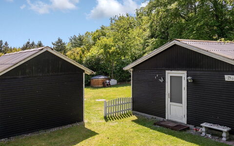 Ulrike - 600M to the Fjord: Møbel, Indretning, Gulvbelægning, Træ, Etage, Loft, Trægulve, Stol, Bord, Belysning