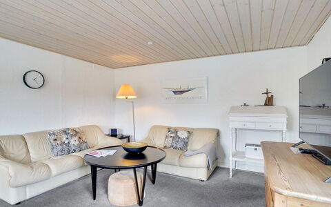 Fransiska - from the Sea: Møbel, Indretning, Gulvbelægning, Etage, Loft, Træ, Værelse, Belysning, Couch, Stue
