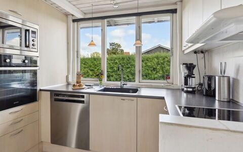 Mena - 200M from the Sea: Køkken, Køkken Apparat, Countertop, Større Bandage, Cabinetry, Indretning, Gulvbelægning, Husholdningsapparat, Køkkenvask, Møbel