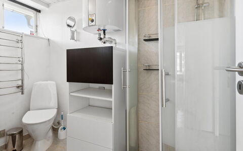 Mena - 200M from the Sea: Toiletbræt, Sanitærarmatur, Badeværelse, Gulvbelægning, Toilet, Etage, Væg, Indretning, Håndvask, Badeværelsesvask