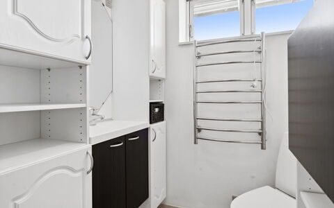 Mena - 200M from the Sea: Gulvbelægning, Indretning, Etage, Værelse, Loft, Cabinetry, Sanitærarmatur, Countertop, Lejlighed