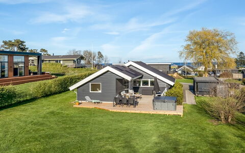 Joannes - 200M from the Sea: Møbel, Indretning, Gulvbelægning, Træ, Etage, Loft, Trægulve, Stol, Bord, Belysning