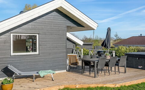 Joannes - 200M from the Sea: Møbel, Indretning, Gulvbelægning, Træ, Etage, Loft, Trægulve, Stol, Bord, Belysning
