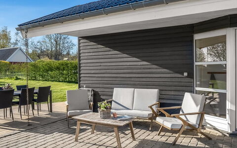 Joannes - 200M from the Sea: Møbel, Indretning, Gulvbelægning, Træ, Etage, Loft, Trægulve, Stol, Bord, Belysning