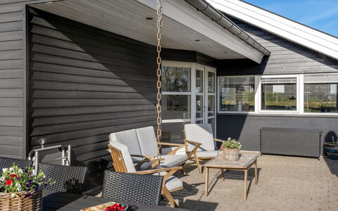 Joannes - 200M from the Sea: Møbel, Indretning, Gulvbelægning, Træ, Etage, Loft, Trægulve, Stol, Bord, Belysning
