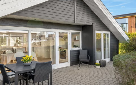 Joannes - 200M from the Sea: Møbel, Indretning, Gulvbelægning, Træ, Etage, Loft, Trægulve, Stol, Bord, Belysning