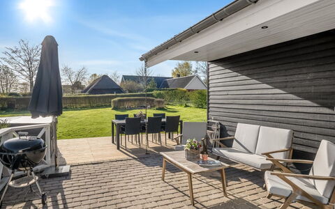 Joannes - 200M from the Sea: Møbel, Indretning, Gulvbelægning, Træ, Etage, Loft, Trægulve, Stol, Bord, Belysning