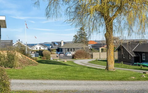Joannes - 200M from the Sea: Møbel, Indretning, Gulvbelægning, Træ, Etage, Loft, Trægulve, Stol, Bord, Belysning
