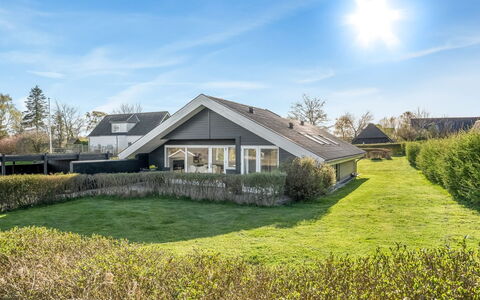 Joannes - 200M from the Sea: Møbel, Indretning, Gulvbelægning, Træ, Etage, Loft, Trægulve, Stol, Bord, Belysning