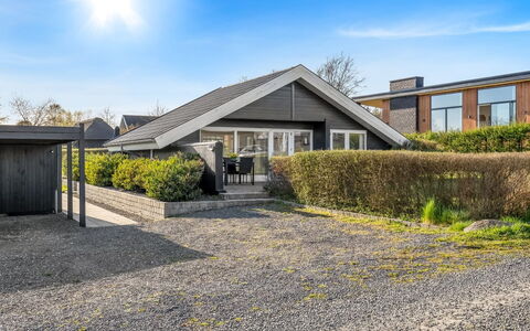 Joannes - 200M from the Sea: Møbel, Indretning, Gulvbelægning, Træ, Etage, Loft, Trægulve, Stol, Bord, Belysning