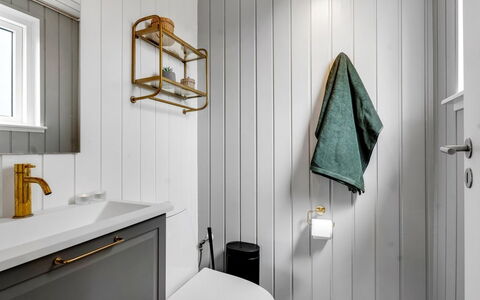 Nine - 200M from the Sea: Sanitærarmatur, Badeværelse, Indretning, Vvs, Tap, Lysarmatur, Toilet, Håndvask, Flise
