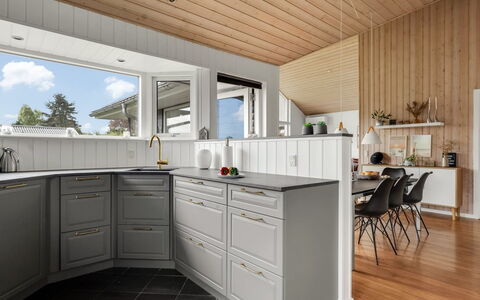 Nine - 200M from the Sea: Træ, Gulvbelægning, Cabinetry, Køkken, Countertop, Trægulve, Loft, Hårdttræ, Bejdse