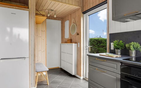 Nine - 200M from the Sea: Køkken, Køkken Apparat, Større Bandage, Gulvbelægning, Træ, Indretning, Countertop, Cabinetry, Husholdningsapparat, Møbel