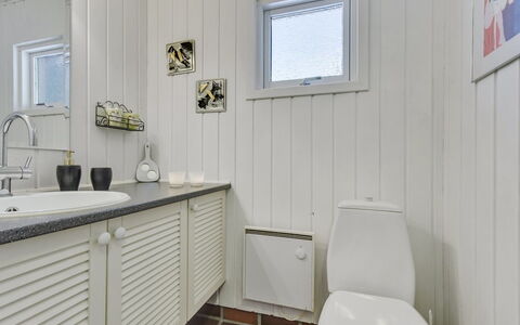 Agnita - 300M from the Sea: Sanitærarmatur, Gulvbelægning, Indretning, Etage, Vvs, Badeværelse, Håndvask, Tap, Loft, Toilet
