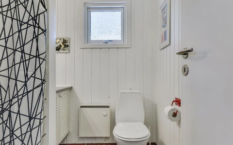 Agnita - 300M from the Sea: Toiletbræt, Gulvbelægning, Væg, Toilet, Badeværelse, Etage, Sanitærarmatur, Indretning, Flise, Vvs