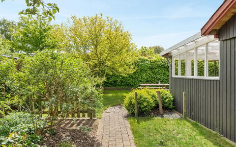 Agnita - 300M from the Sea: Træ, Sommerhus, Hårdttræ, Planke, Bejdse, Garden Bygninger, Design, Gård, Bjælkehytte, Backyard