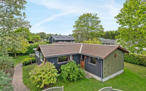 Agnita - 300M from the Sea: Møbel, Indretning, Gulvbelægning, Træ, Etage, Loft, Trægulve, Stol, Bord, Belysning