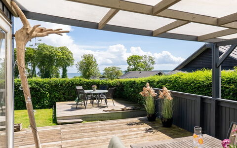 Giselle - 150M from the Sea: Træ, Arkitektur, Udendørs Møbler, Skygge, Land Lot, Have, Hjem, Dæk, Veranda, Hårdttræ