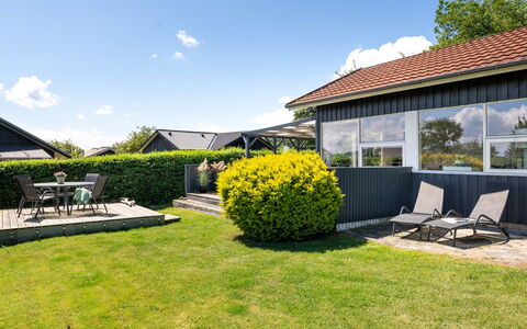 Giselle - 150M from the Sea: Græs, Tag, Busk, Hus, Boligområde, Hjem, Land Lot, Skygge, Have