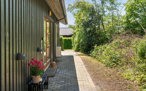 Giselle - 150M from the Sea: Grøn, Busk, Hjem, Hus, Have, Sommerhus, Bunddække, Land Lot, Sidespor