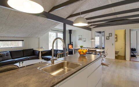 Hariette: Træ, Loft, Gulvbelægning, Køkken, Indretning, Lysarmatur, Countertop, Etage, Møbel, Trægulve