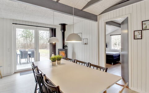 Hariette: Træ, Indretning, Loft, Lysarmatur, Møbel, Gulvbelægning, Køkken & Spisebord, Etage, Hjem, Spisestue