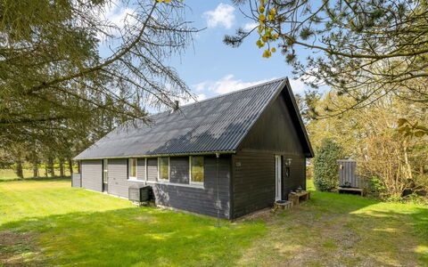 Aleida - 100M to the Fjord: Møbel, Indretning, Gulvbelægning, Træ, Etage, Loft, Trægulve, Stol, Bord, Belysning