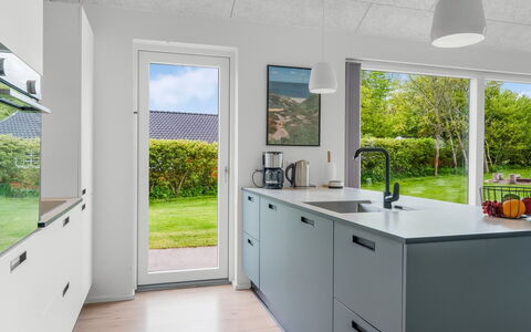 Elso - 600M to the Fjord: Køkken, Countertop, Indretning, Gulvbelægning, Sanitærarmatur, Møbel, Hjem, Køkken Apparat, Tap, Cabinetry