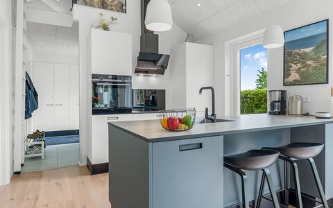 Elso - 600M to the Fjord: Køkken, Countertop, Møbel, Køkken Apparat, Indretning, Gulvbelægning, Cabinetry, Større Bandage, Etage, Loft
