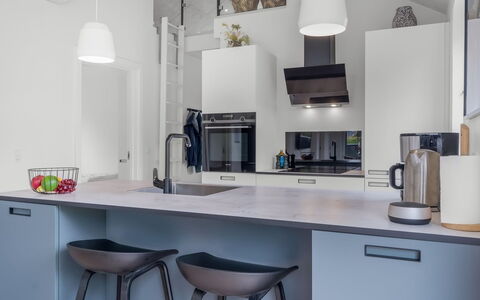 Elso - 600M to the Fjord: Køkken, Køkken Apparat, Countertop, Møbel, Indretning, Cabinetry, Lysarmatur, Gulvbelægning, Husholdningsapparat, Loft