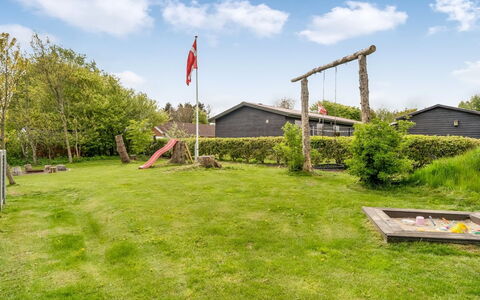 Elso - 600M to the Fjord: Græs, Have, Land Lot, Lawn, Backyard, Landscaping, Sommerhus, Skygge, Gård, Stuehus